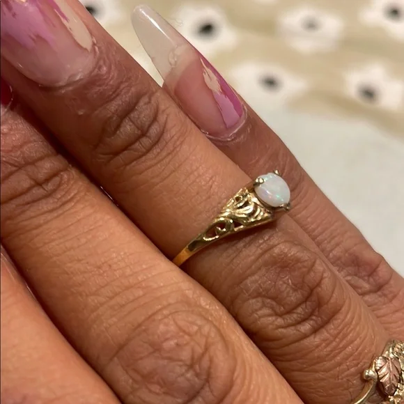 10k Solid Yellow Gold Opal Heart Ring - Picture 4 of 7